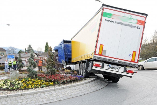 Name:  traffice circle  Lkw-Zug-auf-Kreisverkehr-Ho?chst-22-02-2016-9-650x435.jpg
Views: 3624
Size:  68.2 KB