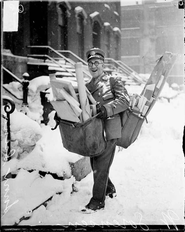 Name:  A Smiling Postman Before Christmas in Chicago (1929).jpg
Views: 1165
Size:  91.3 KB