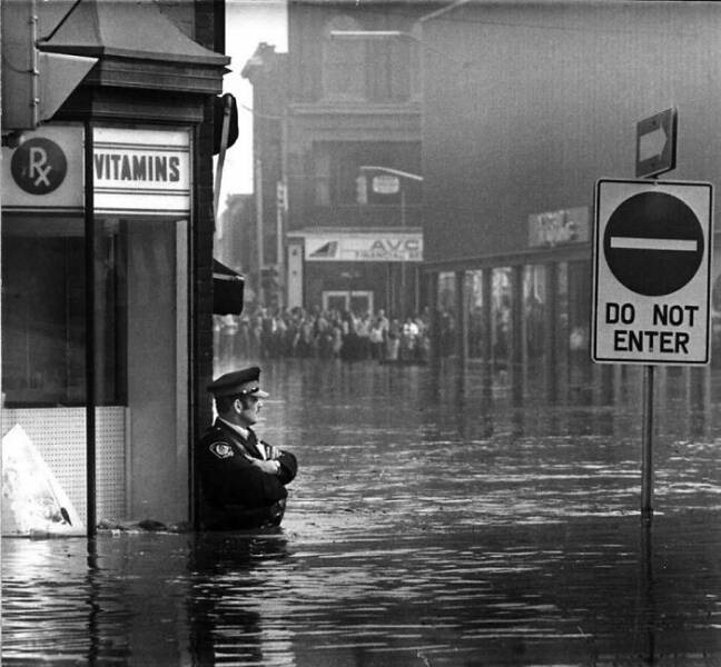 Name:  Canadian police officer guarding a pharmacy during a flood. Galt, Ontario, Canada.jpg
Views: 594
Size:  101.3 KB