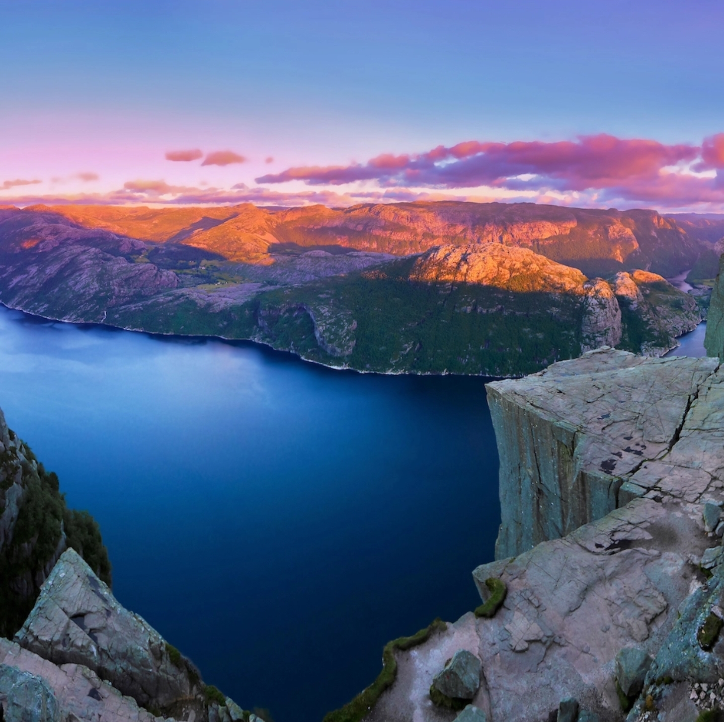 Name:  Preikestolen.jpg
Views: 1526
Size:  1.04 MB